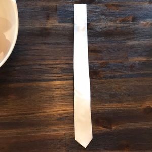White Van Heusen Skinny Tie